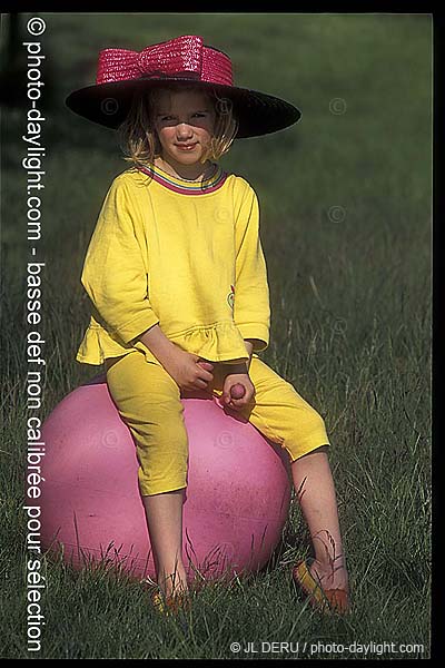 petite fille avec un grand chapeau - little girl with a large hat